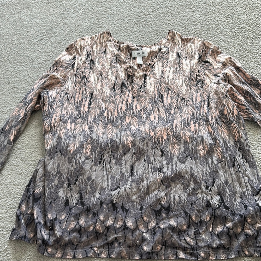 Studio Women's Gray and Pink Feather Print Top
